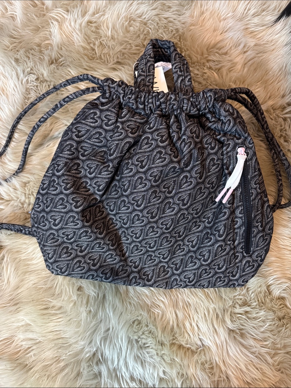Heart-Pattern Drawstring Tote Bag in Charcoal Gray